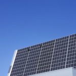 Industriekletterer bei Arbeiten an Solarkraftanlage
