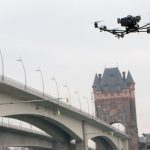Drohne vor Brücke