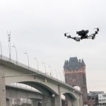 Drohne in der Nähe der Brücke